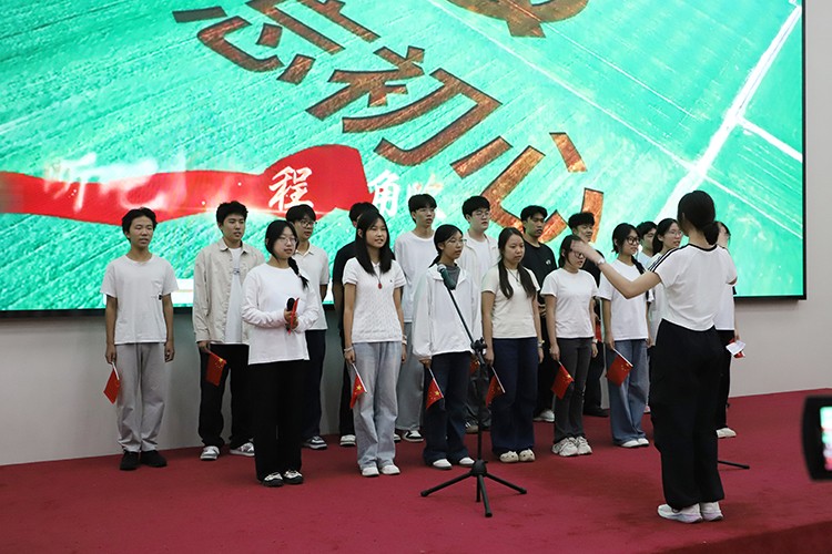 1791427456503137.jpg 图片6:高二国际班《强军战歌》.JPG