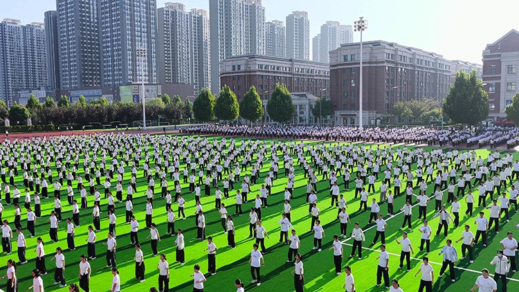1791427872948212.jpg 图8:高一年级校园素质操.jpg