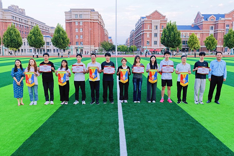 1791428396137104.jpg 图24:为紫队颁发优胜旗.jpg