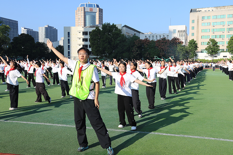 1791428853532800.jpg 图4:七年级韵律操《让我们一起出发》.JPG