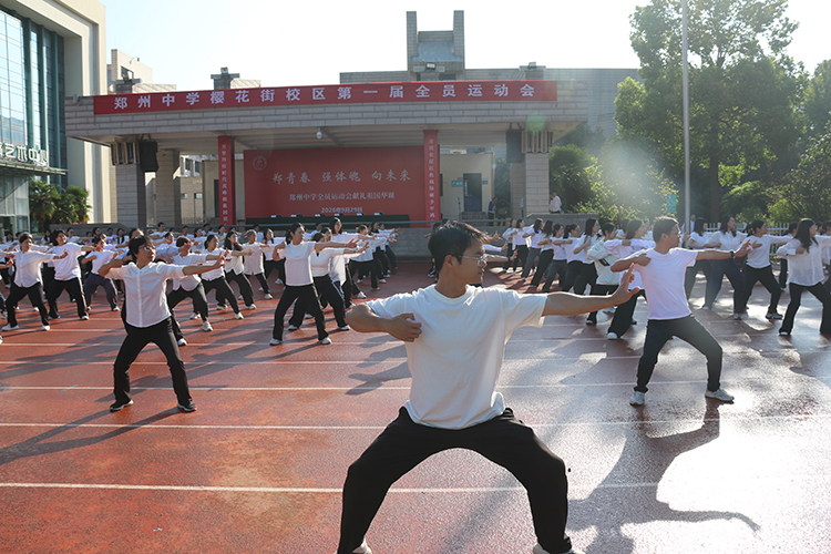 1791428907735607.jpg 图7:教师表演八段锦.JPG