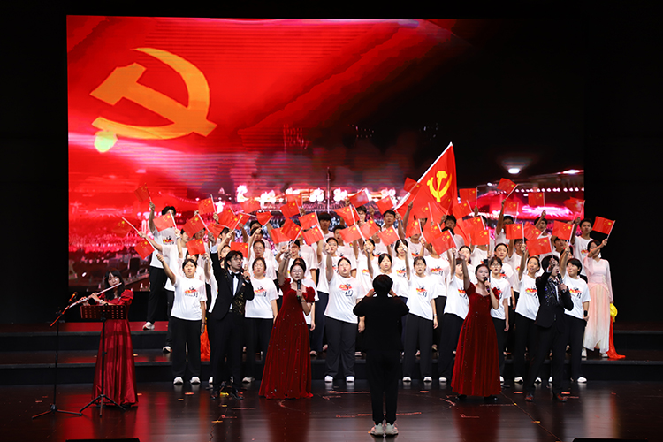 1791440897299378.jpg 图片2:高一13班《党旗飘扬的方向》.JPG