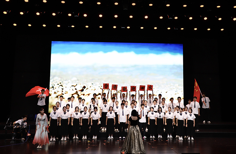 1791440916443980.jpg 图片3:高一11班《紫荆花盛开》.jpg