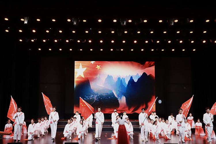 1791441036740633.jpg 图片9:高一5班《祖国不会忘记》.jpg