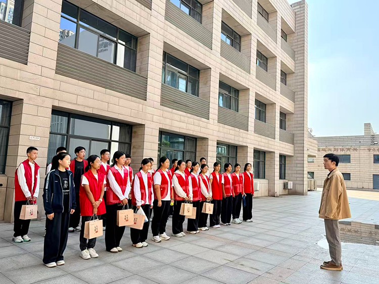 1792116627601845.jpg 图2:对志愿者进行培训.jpg