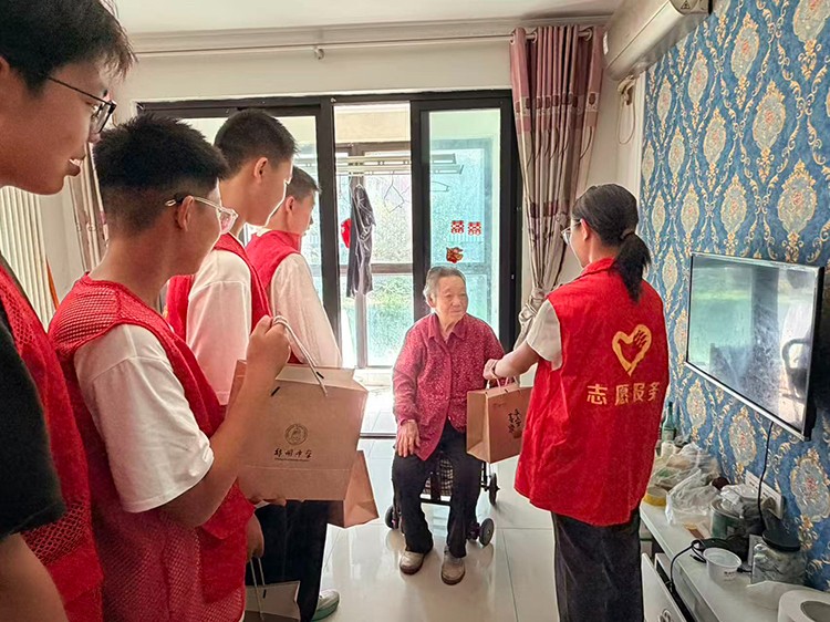 1792116652946311.jpg 图3:为老人送上糕点.jpg