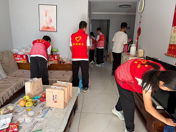 1792116670722358.jpg 图4:为老人打扫卫生.jpg