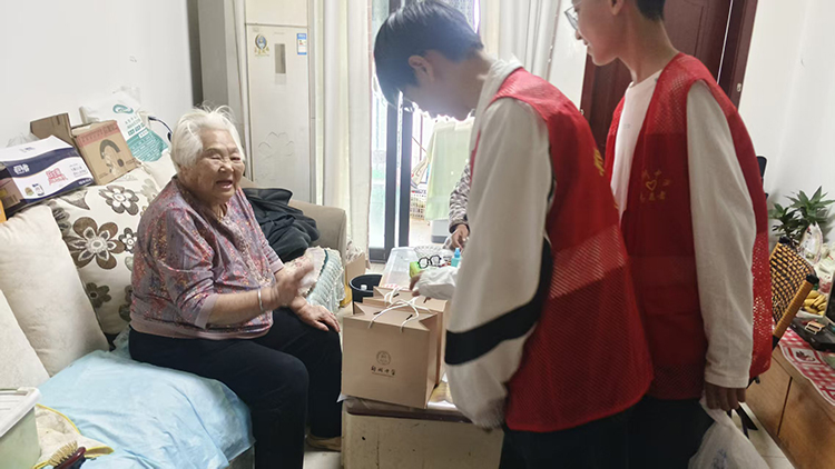 1792116691921305.jpg 图5:和老人闲话家常.jpg