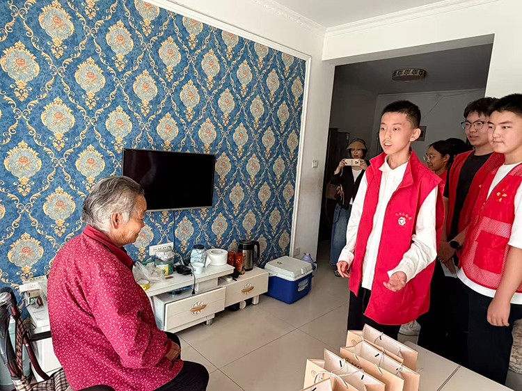 1792116712810313.jpg 图6:为老人唱歌.jpg