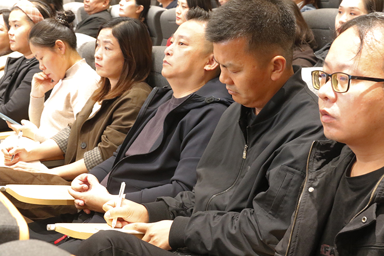 1793067622554734.jpg 图2:家长认真聆听.jpg